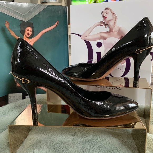 Gucci Shoes - Gucci black patent leather pumps